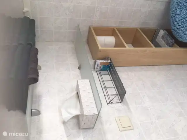 Estantes en cuarto de baño para artículos de tocador.
