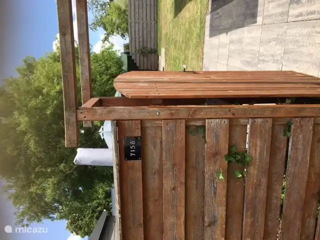 Puerta de entrada con número de plaza 7158.