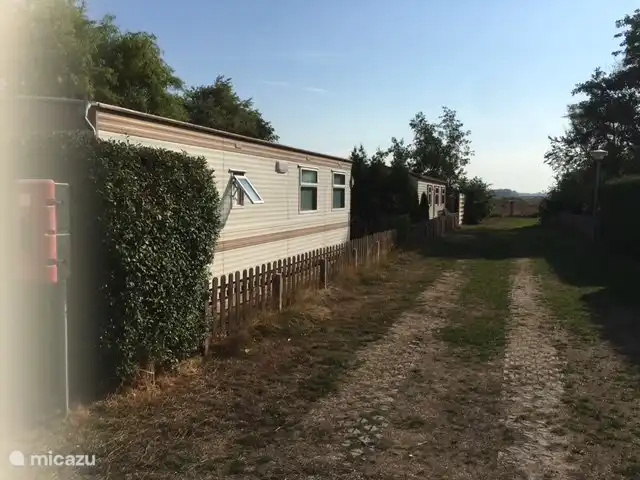 Caravana lateral a lo largo de un camino sin salida con vistas a la zona de dunas.