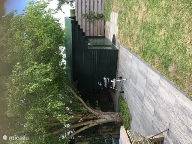 Terraza a galpón con BBQ, marca Weber.