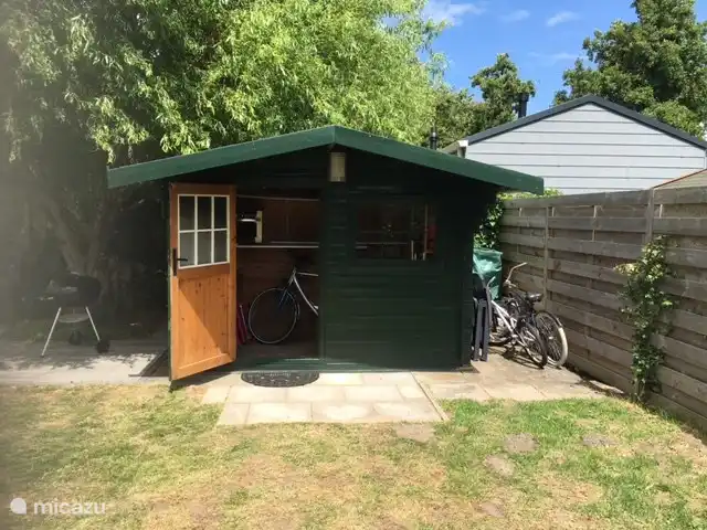 Cobertizo con 2 bicicletas, 1 x bicicleta de señora y 1 x bicicleta de hombre.
