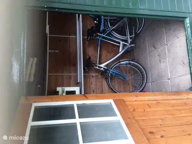 2 bicicletas y junto al cobertizo 2 bicicletas antiguas para niños de 7-9 años.