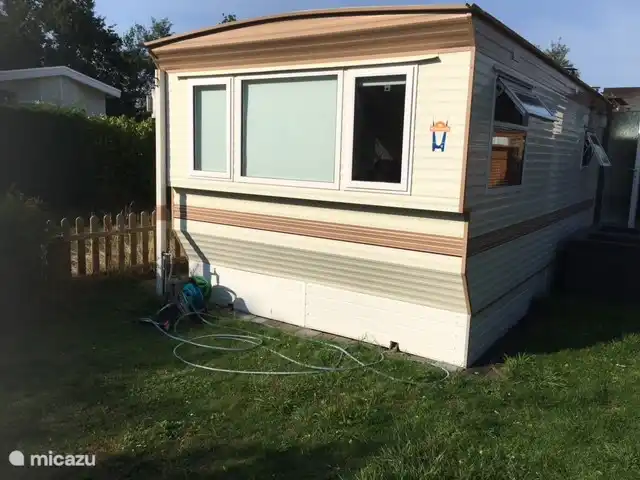 Frente de caravana con conexión de agua para manguera de jardín, etc.