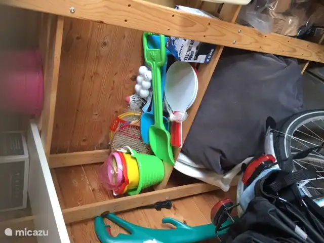 Cosas de playa y cosas de juego para acampar.