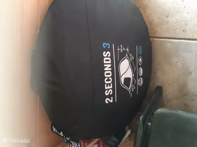 Tienda pop-up con suelo y piquetas.