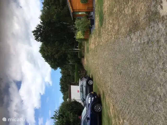 Suficientes plazas de aparcamiento en la entrada.