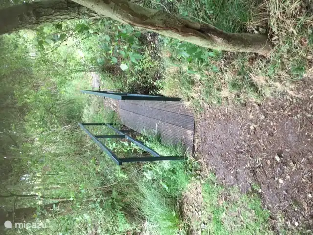 Sobre el puente a los jardines.