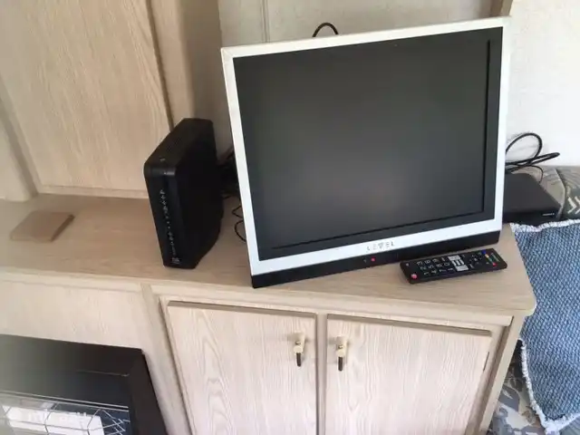 TV con muchos canales y módem de Internet