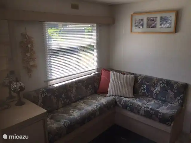 Sala de estar con mesa de comedor