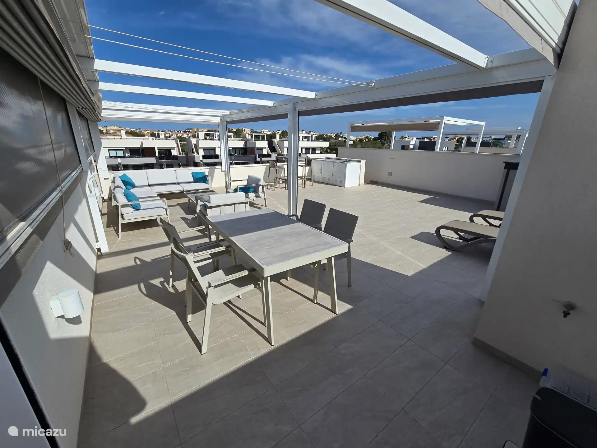 Dakterras . tevens met zonnewering  volledig af te sluiten. 