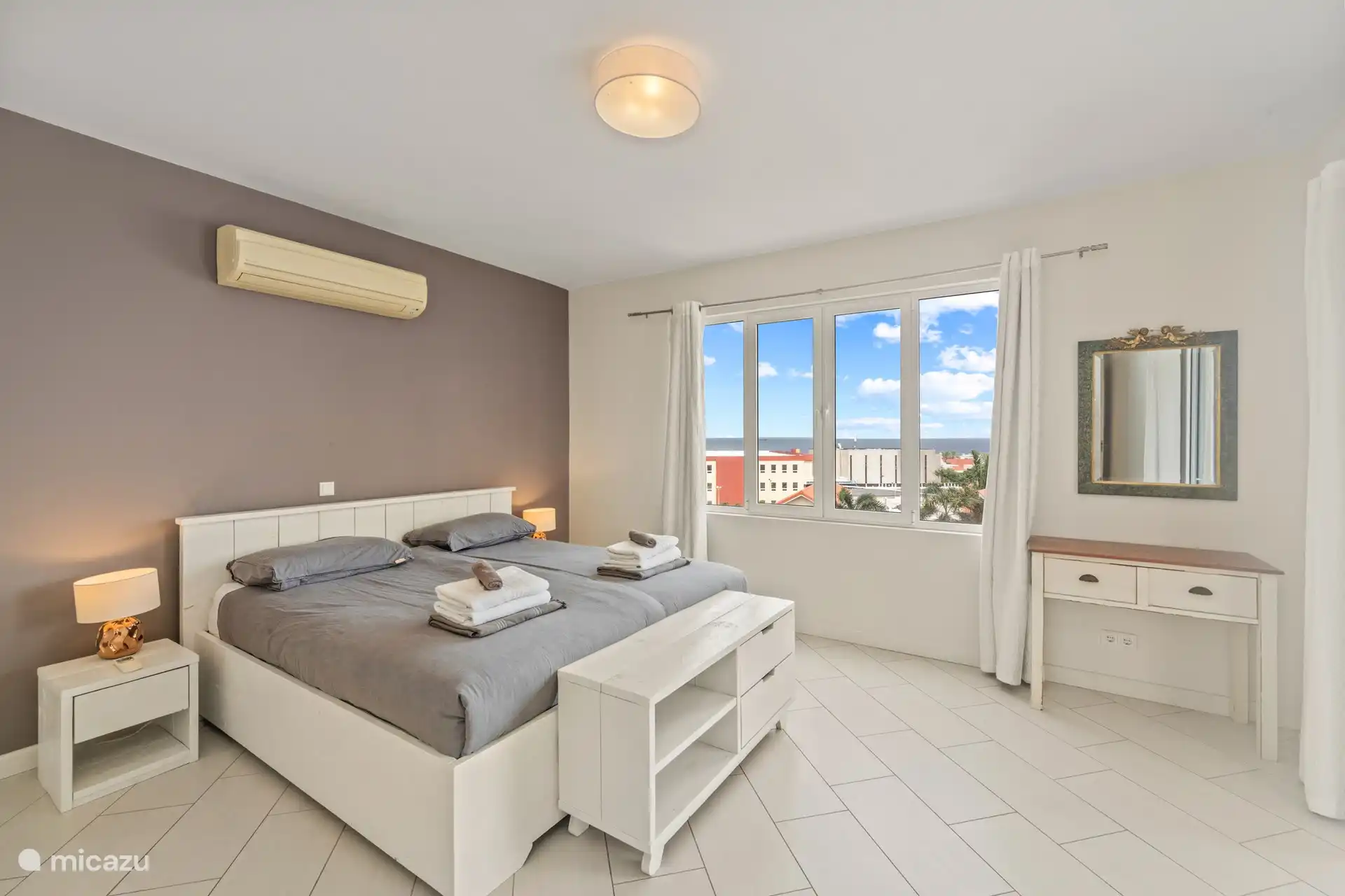Profitez du luxe et du confort de notre spacieuse chambre principale avec accès direct à la terrasse. Réveillez-vous avec une vue magnifique et laissez l’air frais entrer par les portes. Un endroit parfait pour se détendre et se détendre pendant votre séjour chez nous.