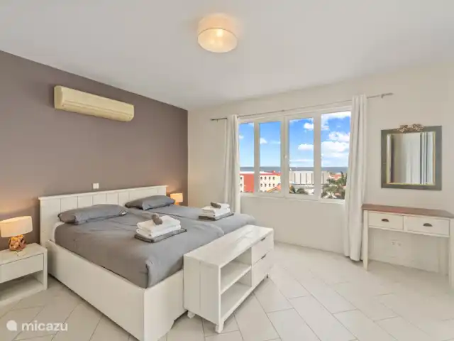 Maison Madeleine | Curaçao, Curaçao-Centre, Piscadera - appartement Profitez du luxe et du confort de notre spacieuse chambre principale avec accès direct à la terrasse. Réveillez-vous avec une vue magnifique et laissez l’air frais entrer par les portes. Un endroit parfait pour se détendre et se détendre pendant votre séjour chez nous.