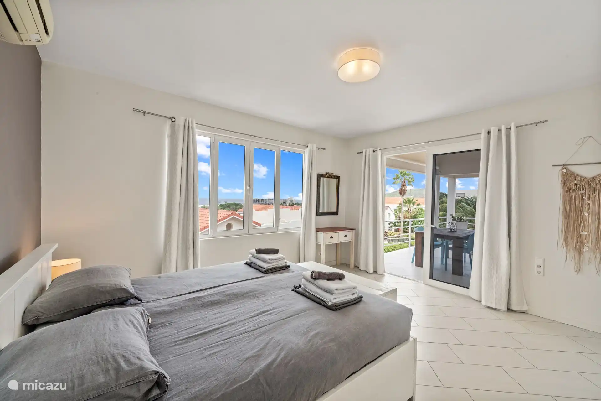 Réveillez-vous et montez sur la terrasse depuis cette jolie chambre