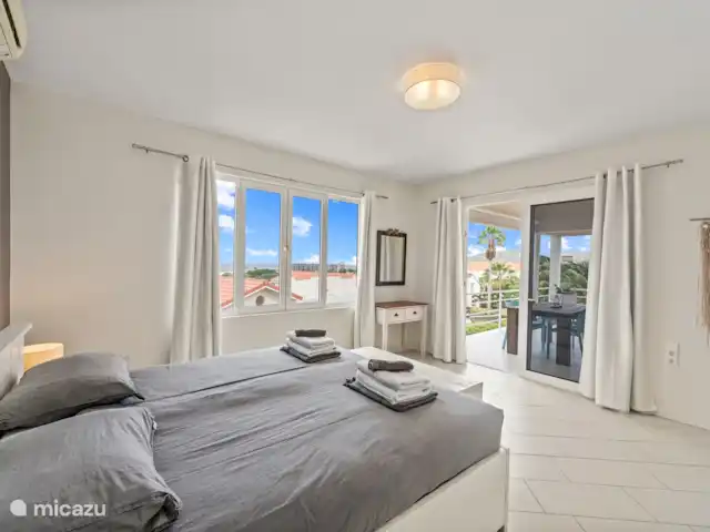 Maison Madeleine | Curaçao, Curaçao-Centre, Piscadera - appartement Réveillez-vous et montez sur la terrasse depuis cette jolie chambre
