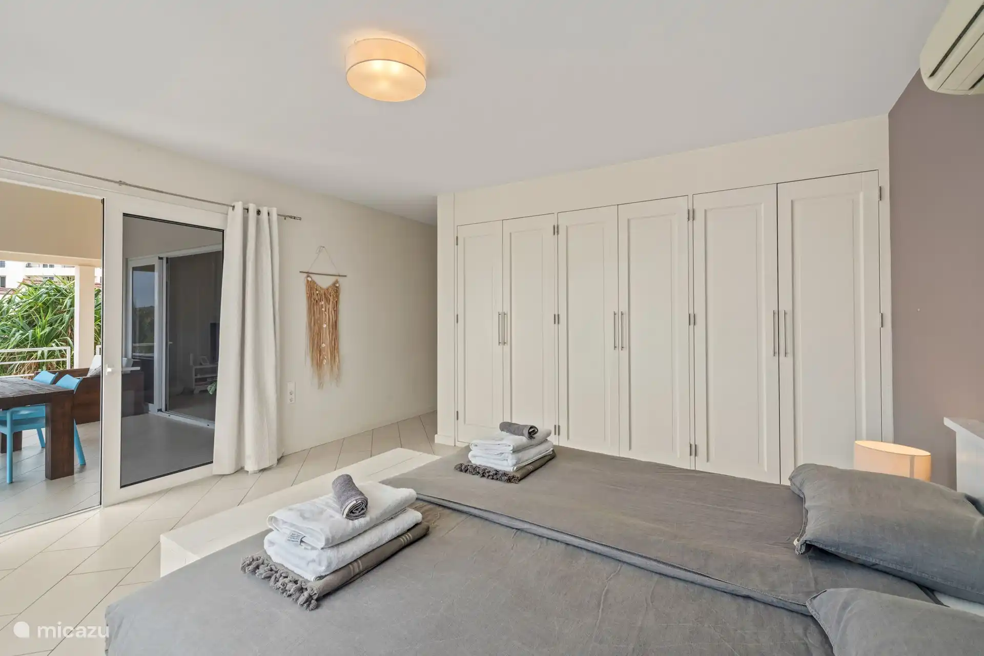 Il y a beaucoup d’espace de rangement pour les vêtements dans la chambre principale, ce qui vous permet de ranger facilement toutes vos tenues préférées et d’être toujours prêt pour une nouvelle journée.