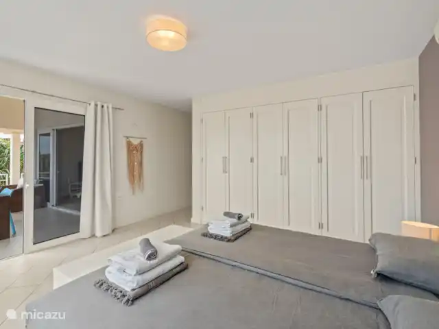 Maison Madeleine | Curaçao, Curaçao-Centre, Piscadera - appartement Il y a beaucoup d’espace de rangement pour les vêtements dans la chambre principale, ce qui vous permet de ranger facilement toutes vos tenues préférées et d’être toujours prêt pour une nouvelle journée.