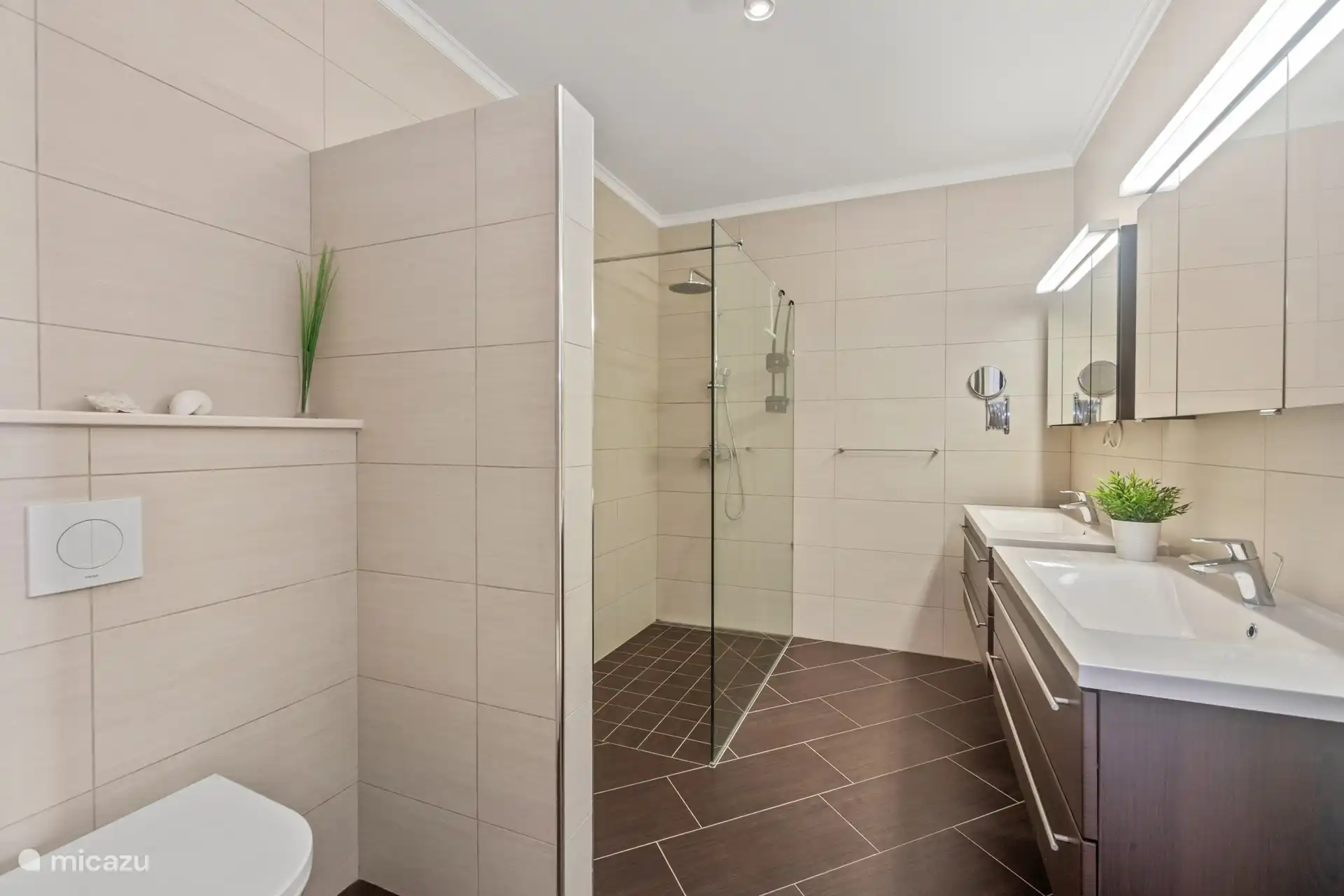 Profitez de cette belle salle de bain en suite, directement reliée à la chambre principale. Spacieuses et équipées de tout le confort moderne, pour un séjour relaxant pendant vos vacances. v