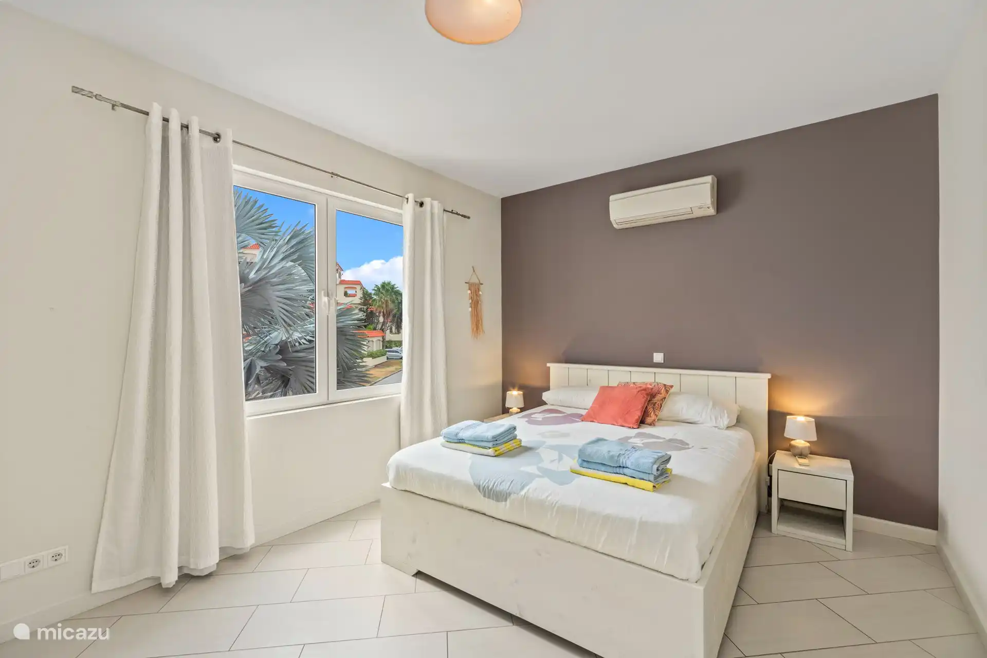 Profitez d’un séjour relaxant dans notre deuxième chambre, équipée d’un lit double confortable et d’une salle de bains privative en suite. Parfait pour une bonne nuit de sommeil après une longue journée d’aventure. 