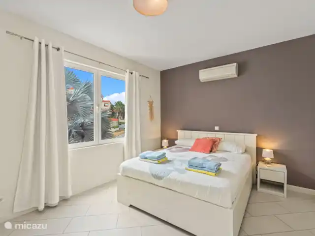 Maison Madeleine | Curaçao, Curaçao-Centre, Piscadera - appartement Profitez d’un séjour relaxant dans notre deuxième chambre, équipée d’un lit double confortable et d’une salle de bains privative en suite. Parfait pour une bonne nuit de sommeil après une longue journée d’aventure.