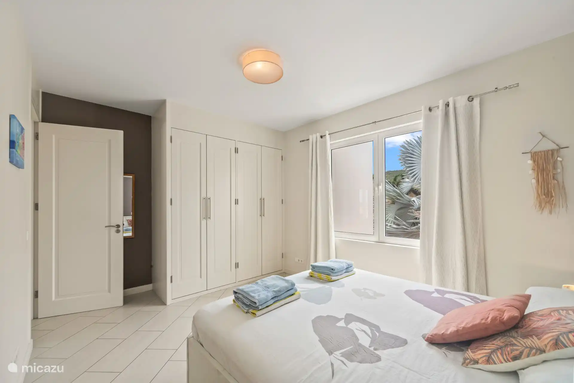 Vos vêtements bien rangés ? Pas de problème, la chambre dispose d’un espace de rangement généreux