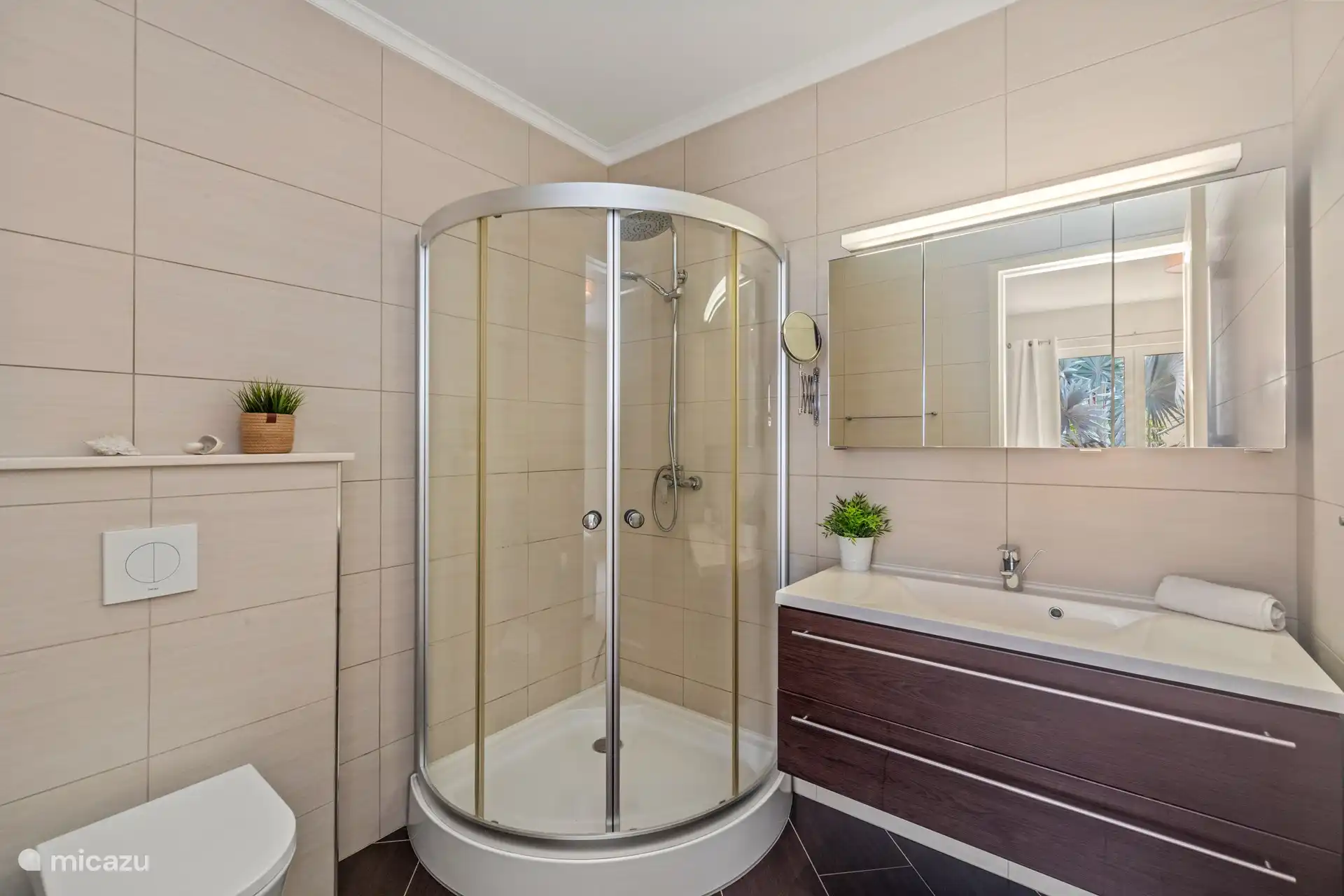 La salle de bains bien entretenue dispose d’une douche spacieuse, de toilettes et d’un lavabo pratique - tout ce dont vous avez besoin pour un séjour confortable