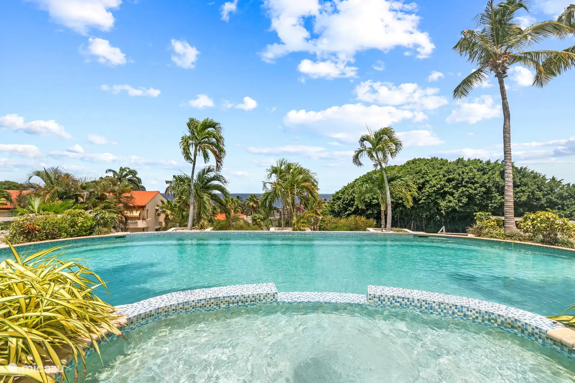 Faites un plongeon rafraîchissant dans la piscine commune et profitez de la belle vue sur la mer en attendant