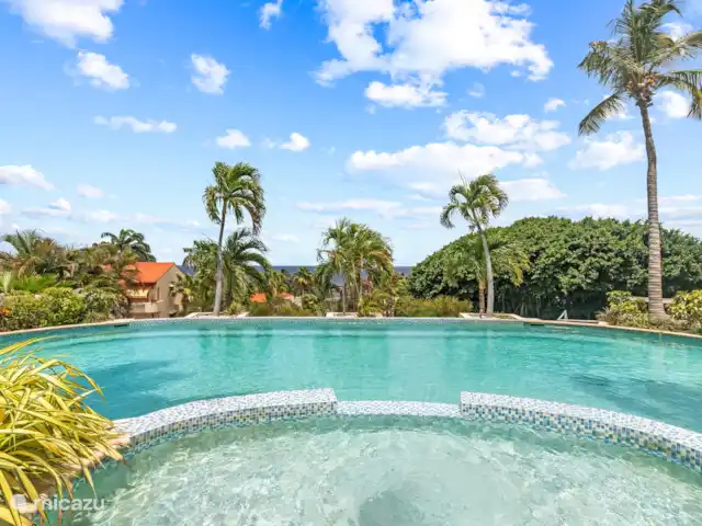 Maison Madeleine | Curaçao, Curaçao-Centre, Piscadera - appartement Faites un plongeon rafraîchissant dans la piscine commune et profitez de la belle vue sur la mer en attendant