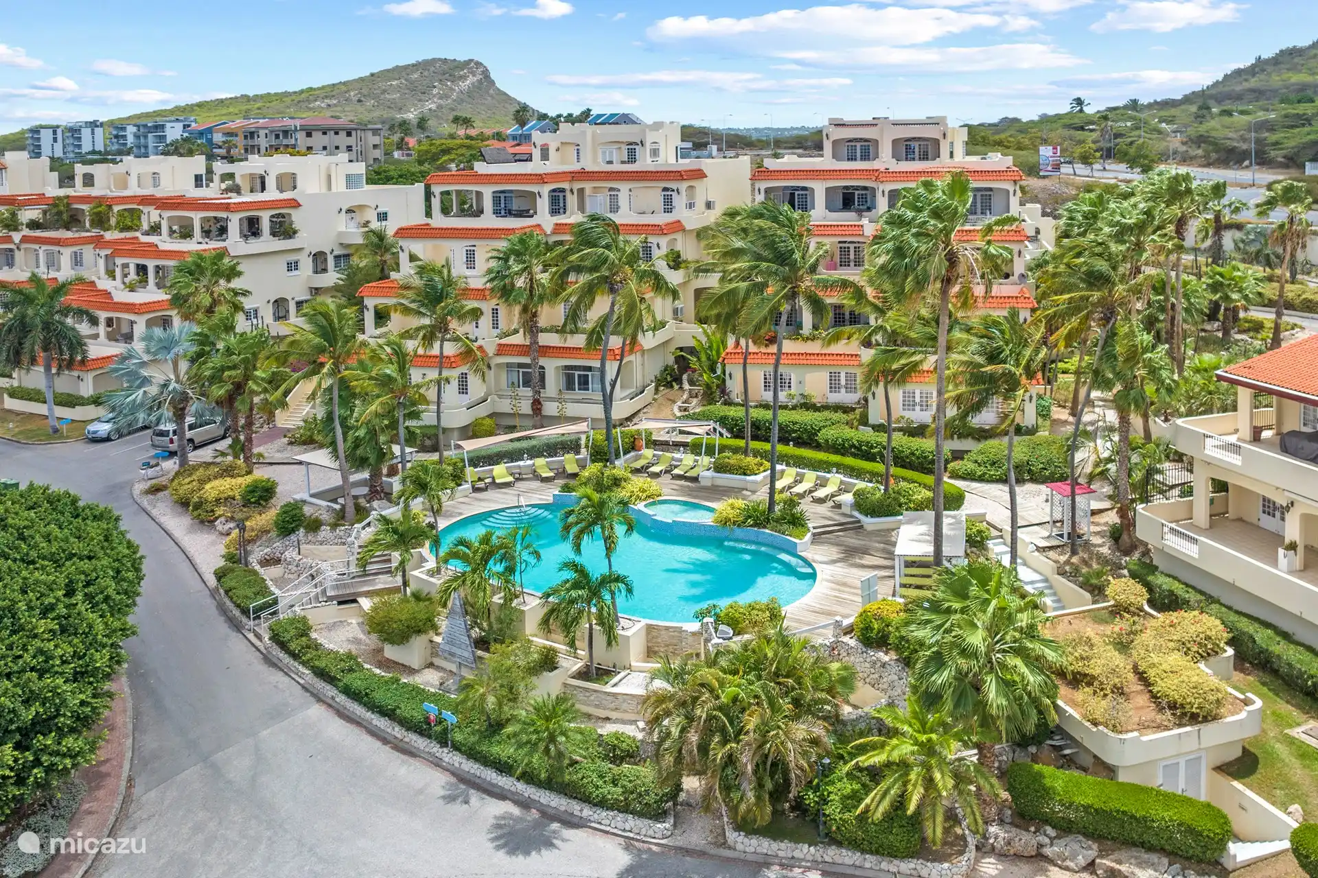 Faites un plongeon rafraîchissant dans la grande piscine et détendez-vous complètement au milieu de la verdure tropicale qui entoure la piscine