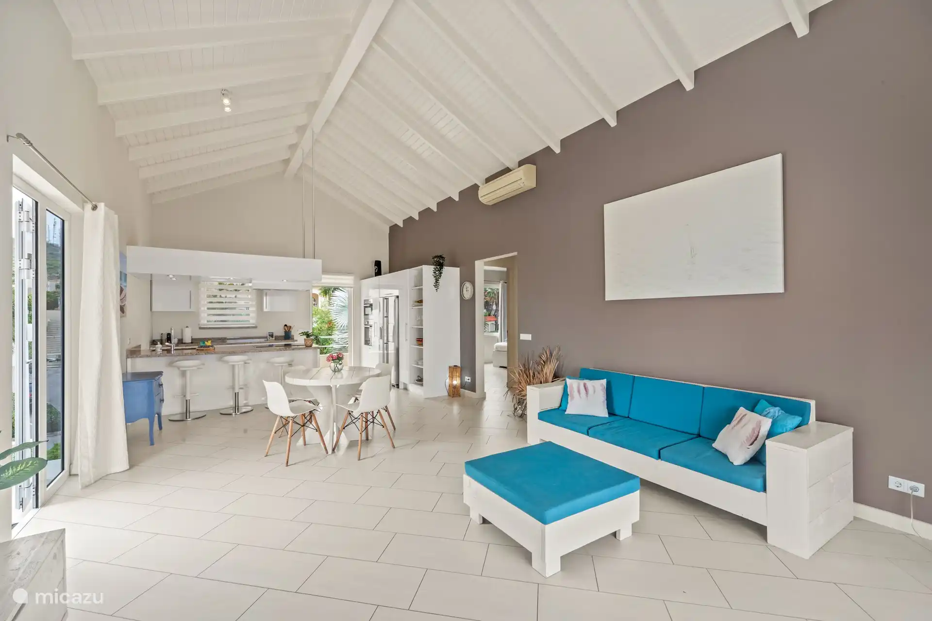 Profitez du meilleur des deux mondes dans ce magnifique salon avec cuisine ouverte. L’espace de vie spacieux et lumineux est parfait pour socialiser avec les amis et la famille, tandis que la cuisine moderne vous invite à de délicieuses aventures culinaires.