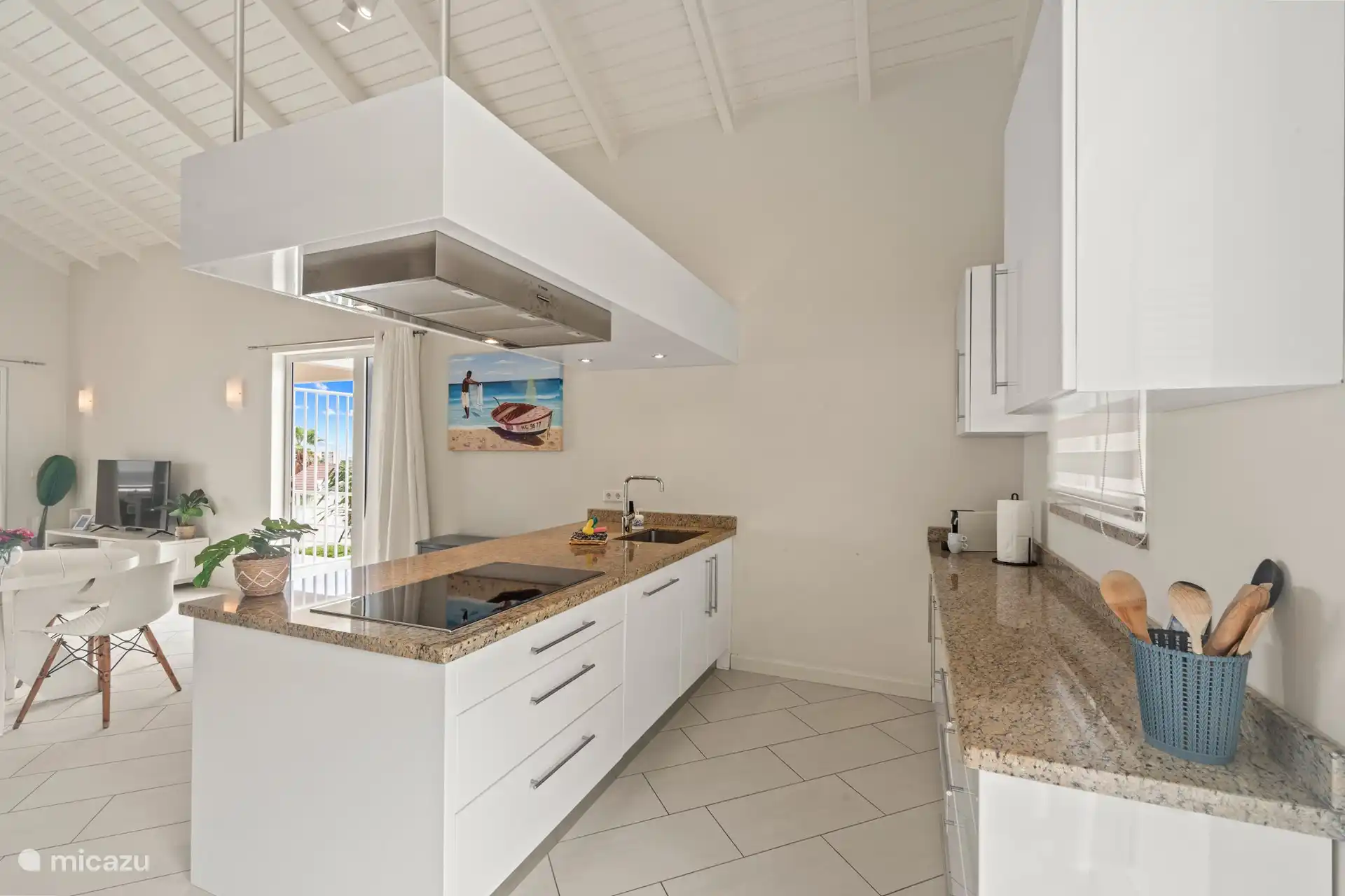 Profitez de la vue magnifique pendant que vous cuisinez dans cette cuisine bien équipée. Avec de grandes fenêtres qui offrent un panorama à couper le souffle, cuisiner ici est un vrai régal. Préparez-vous à de délicieux repas et à des moments conviviaux tout en profitant de la vue imprenable.