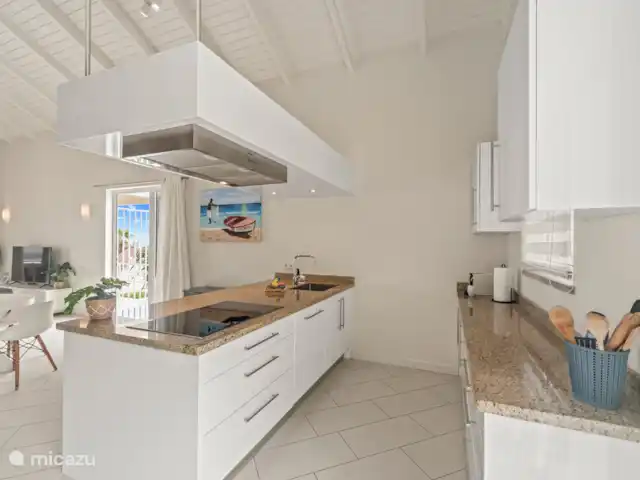 Maison Madeleine | Curaçao, Curaçao-Centre, Piscadera - appartement Profitez de la vue magnifique pendant que vous cuisinez dans cette cuisine bien équipée. Avec de grandes fenêtres qui offrent un panorama à couper le souffle, cuisiner ici est un vrai régal. Préparez-vous à de délicieux repas et à des moments conviviaux tout en profitant de la vue imprenable.