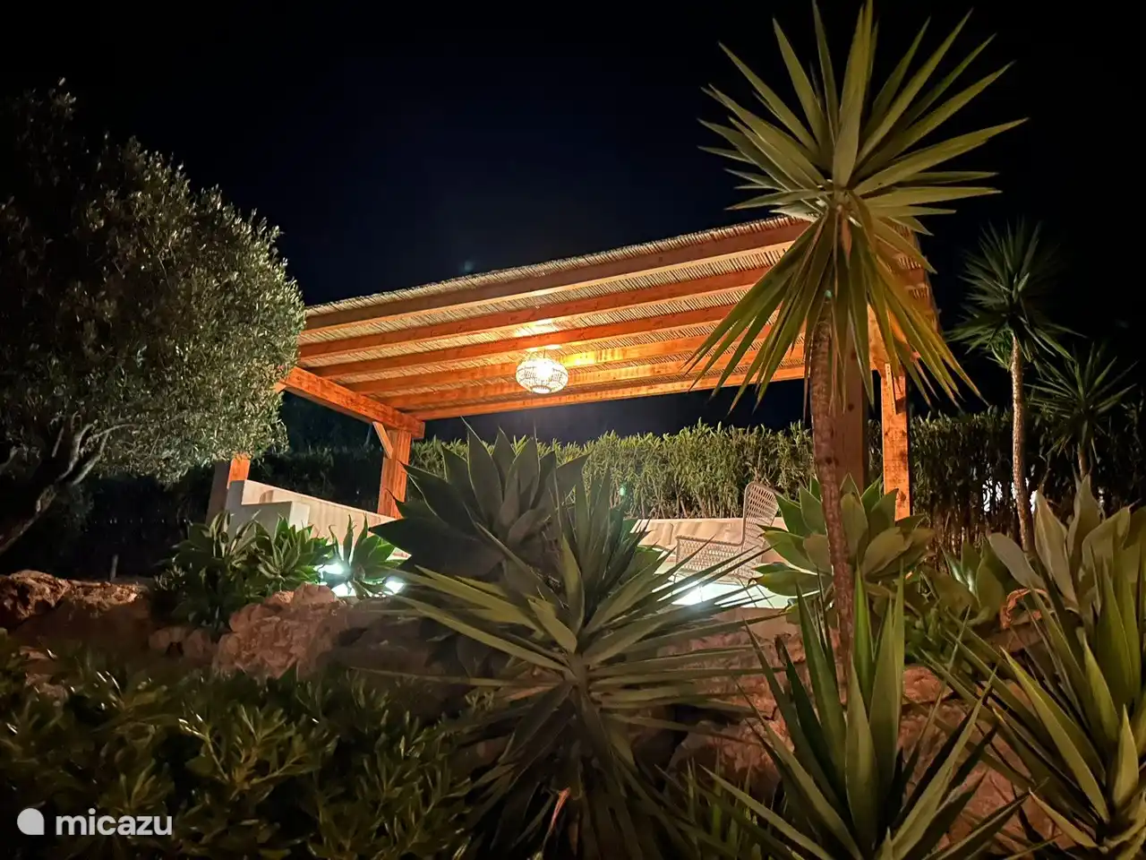 La terrasse couverte sur le côté de la maison