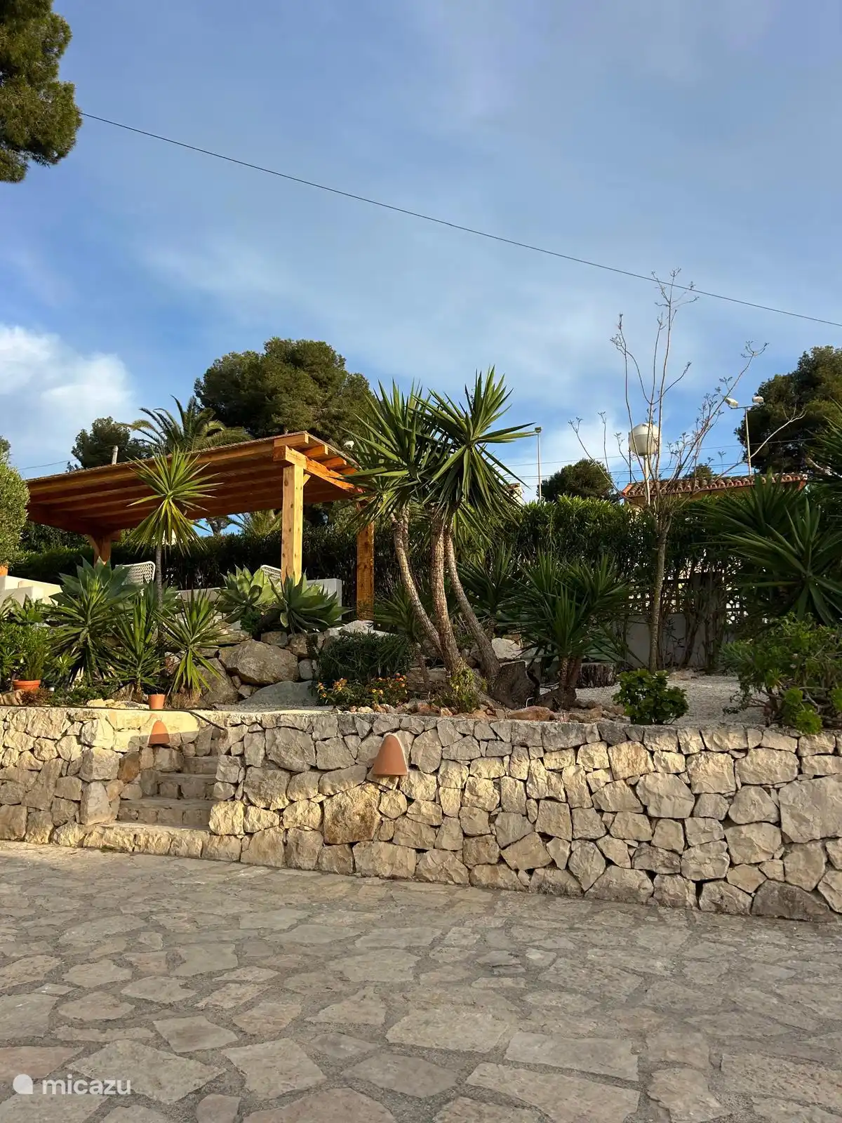 Terrasse sur le côté de la maison