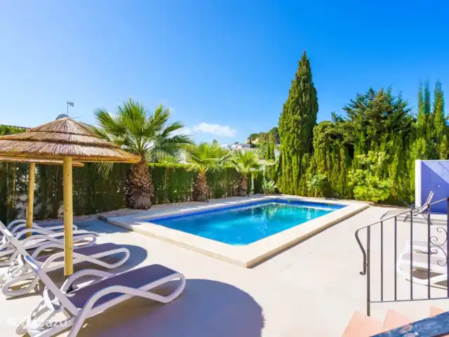Villa Casa Calme - 700m van dorp huren in Spanje, Costa Blanca, Moraira - villa Het zwembad met ligstoelen
