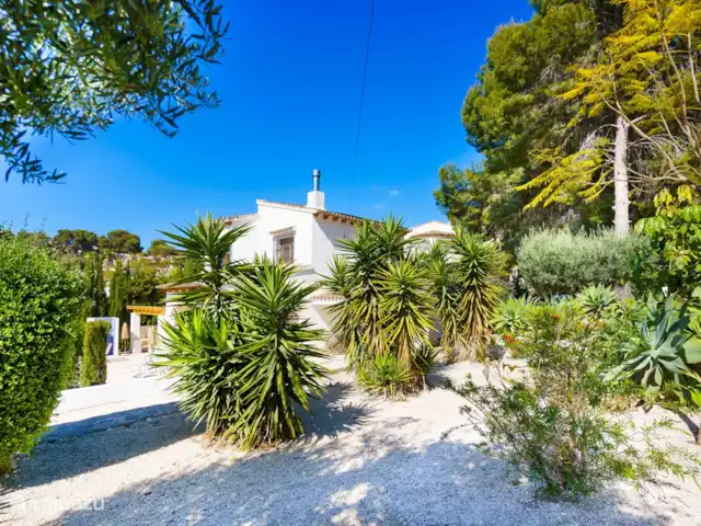 Villa Casa Calme - 700m van dorp huren in Spanje, Costa Blanca, Moraira - villa De tuin aan zijkant van het huis