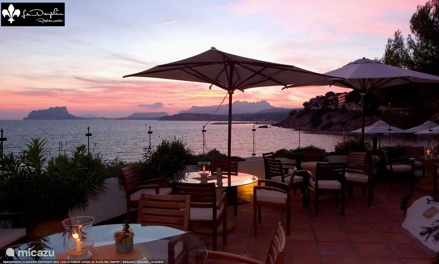 Restaurante Delfín. Bonito restaurante justo en el mar, ideal para un buen almuerzo.