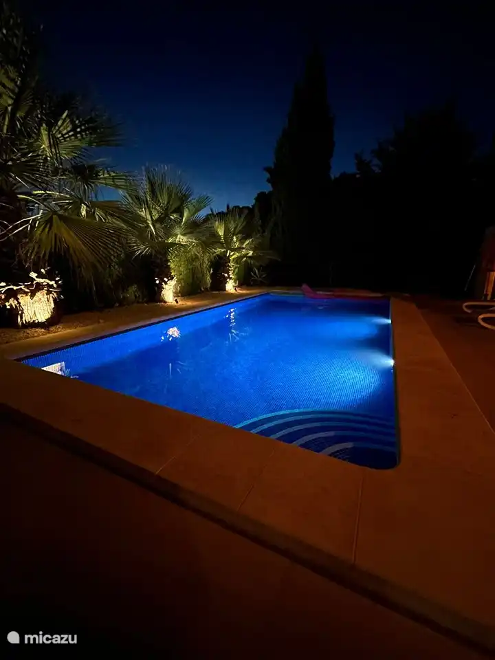 Piscina por la tarde