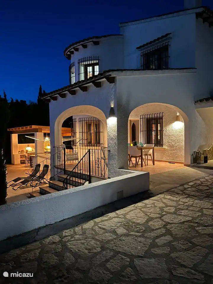 terraza cubierta por la noche