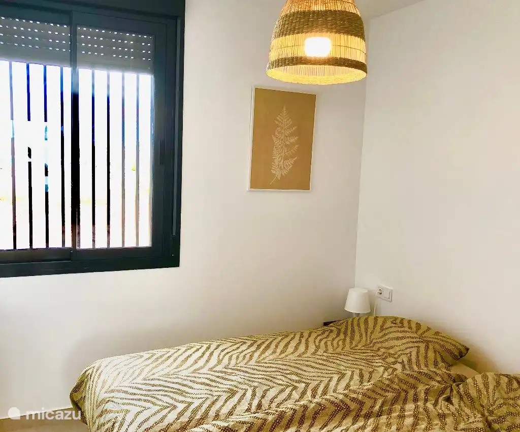 Schlafzimmer. Mit Rollläden versehen.