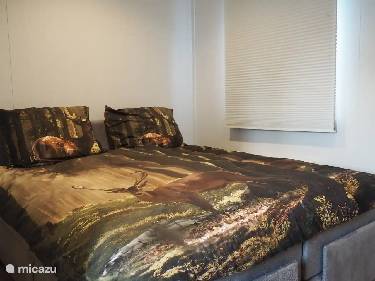 Das Hauptschlafzimmer hat einen sehr guten Boxspring- und Schwebetürenschrank.