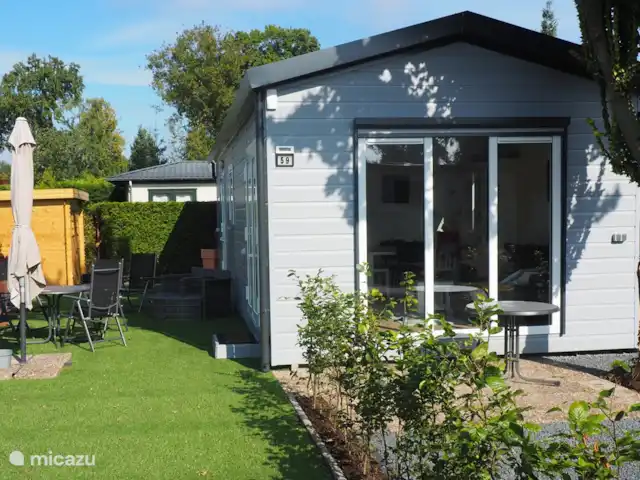 Chalet de luxe Wielewaal, parc IJsvogel | Pays-Bas, Gueldre, Voorthuizen - chalet La façade orientée au sud a un écran électrique, bien que l'arbre fournisse également de l'ombre le matin.