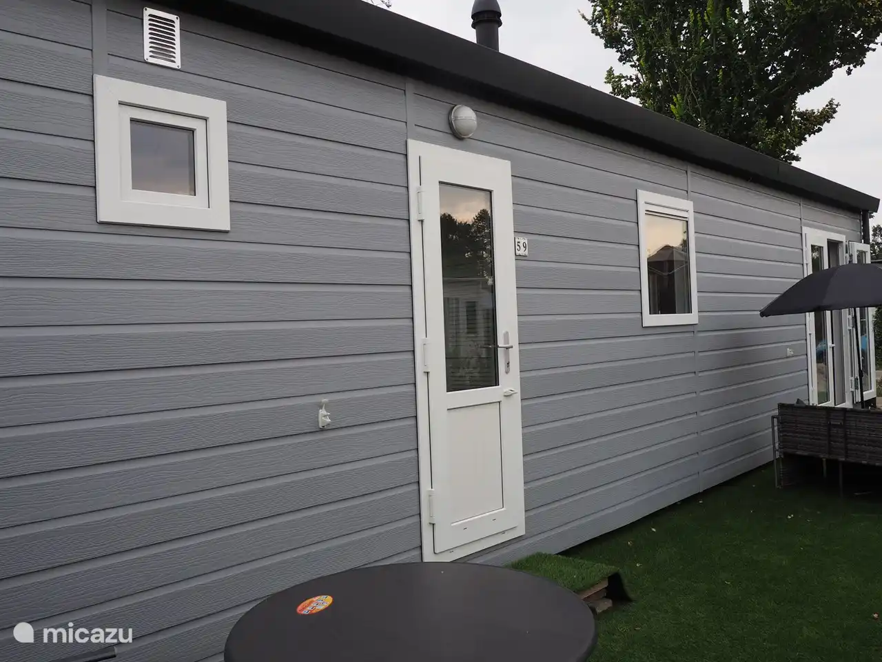 Das Chalet ist niedrig platziert, sodass zum Betreten nur eine Stufe erforderlich ist