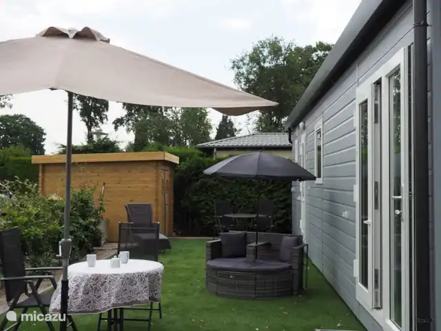 Chalet de luxe Wielewaal, parc IJsvogel | Pays-Bas, Gueldre, Voorthuizen - chalet Sur toute la longueur du chalet se trouve une belle pelouse (artificielle), avec le soleil de l'après-midi et du soir.