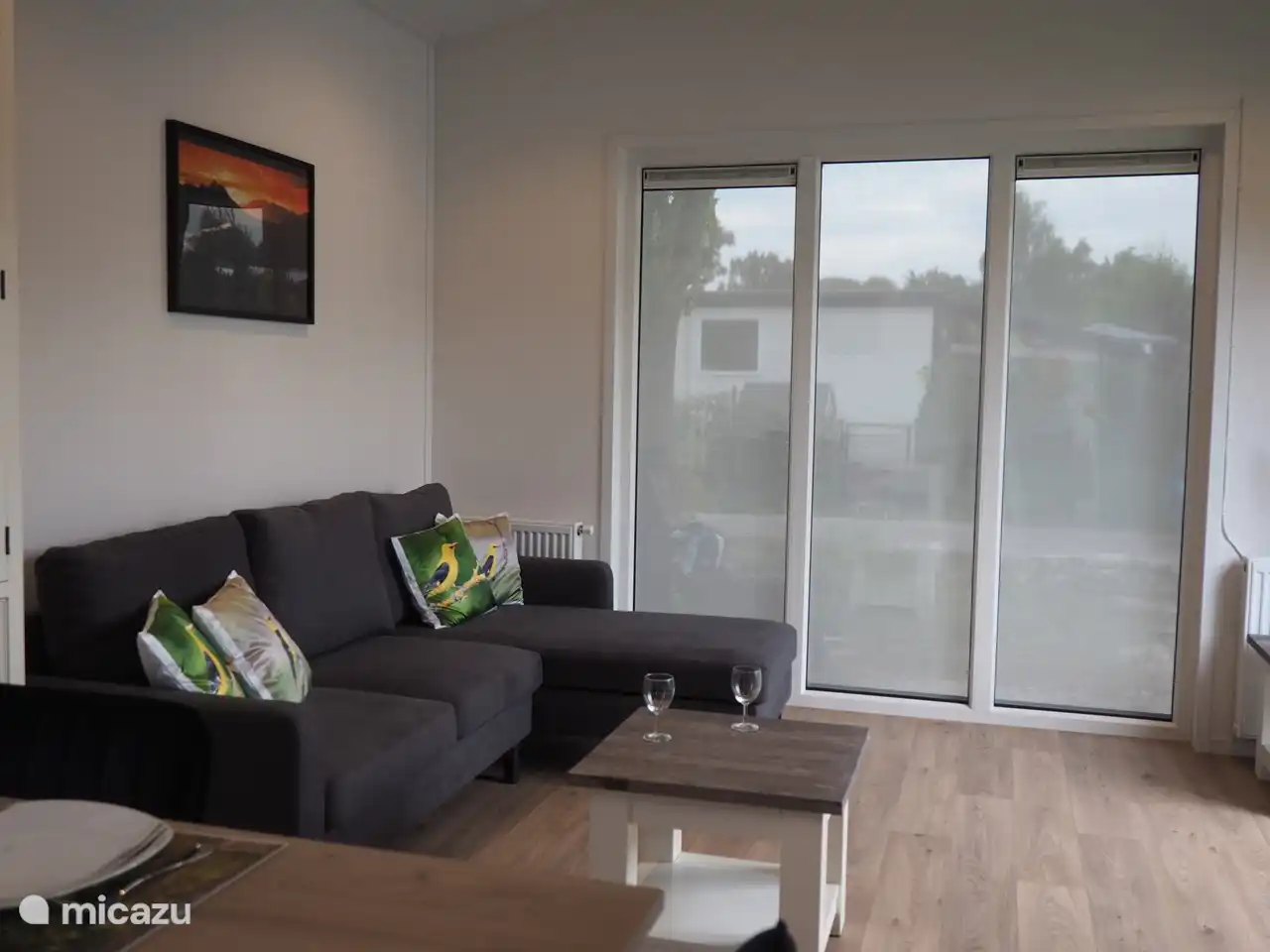 Ein schönes Ecksofa mit Loungeteil