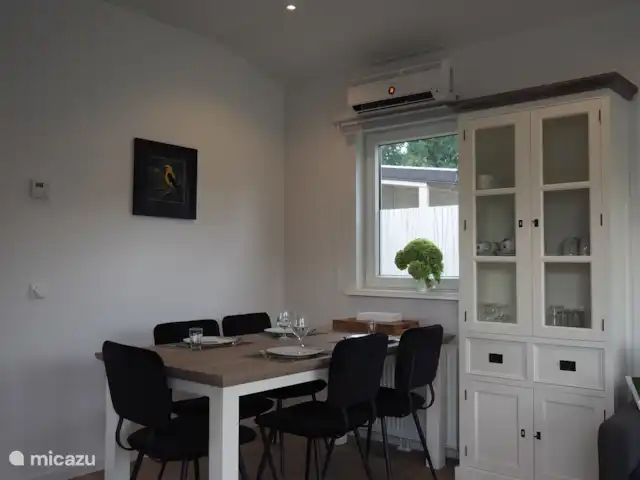 Chalet de luxe Wielewaal, parc IJsvogel | Pays-Bas, Gueldre, Voorthuizen - chalet Le coin repas devant la fenêtre latérale avec un buffet pour la vaisselle
