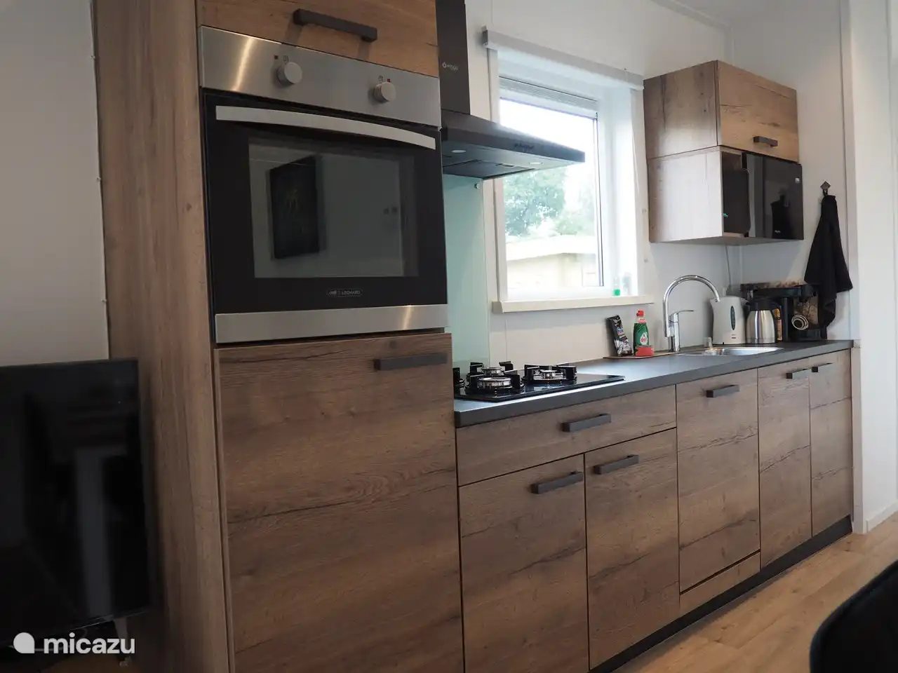 Sehr komplette Küche mit Backofen, Geschirrspüler und Mikrowelle.