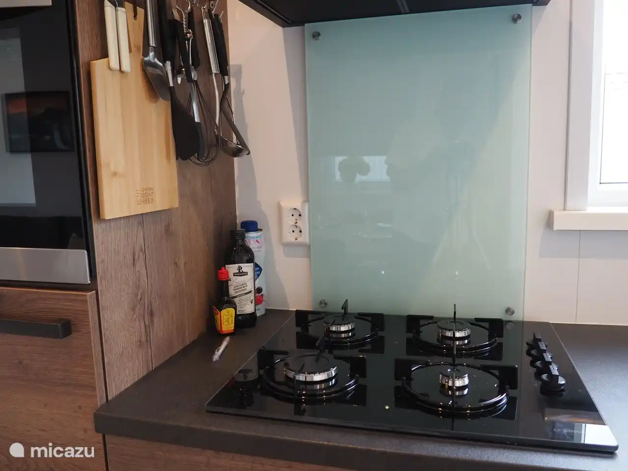 Die Kochfeldknöpfe sind für Kinderhände unerreichbar