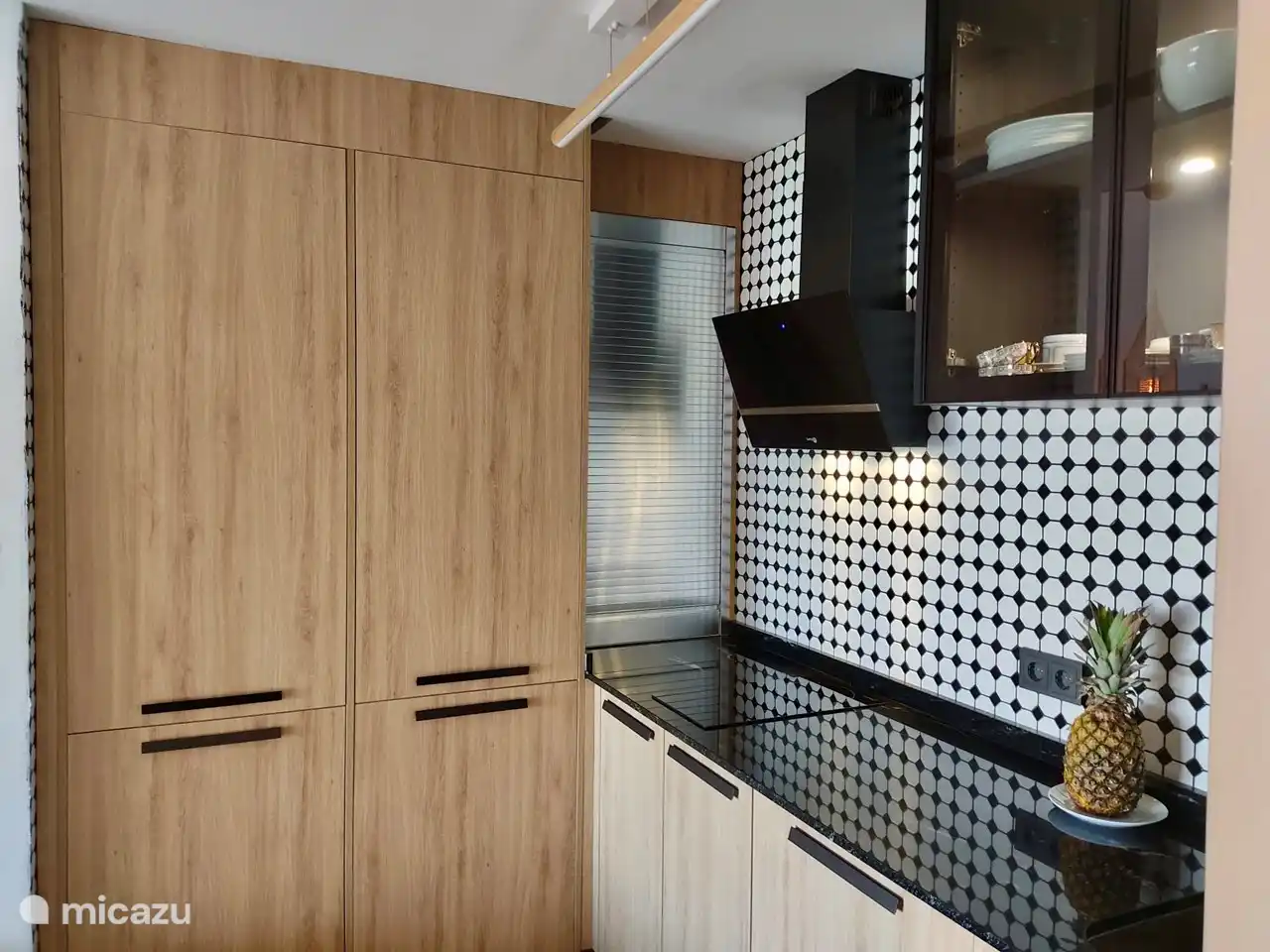 Küche mit integriertem Kühlschrank und Waschmaschine