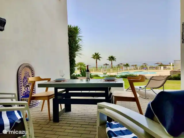Location de Vacances Espagne, Andalousie, Casares, appartement - Appartement de luxe au bord de la mer terrasse avec table pouvant être placée basse (table de salon) et haute (table à manger).