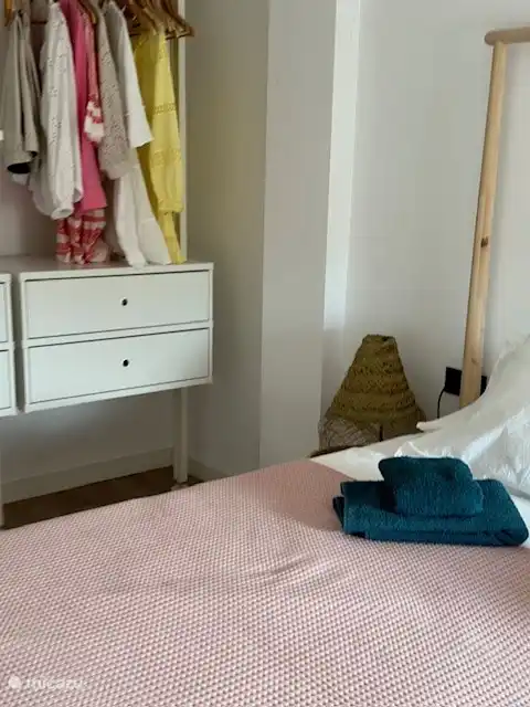 Geräumiger Kleiderschrank für alle Kleidungsstücke